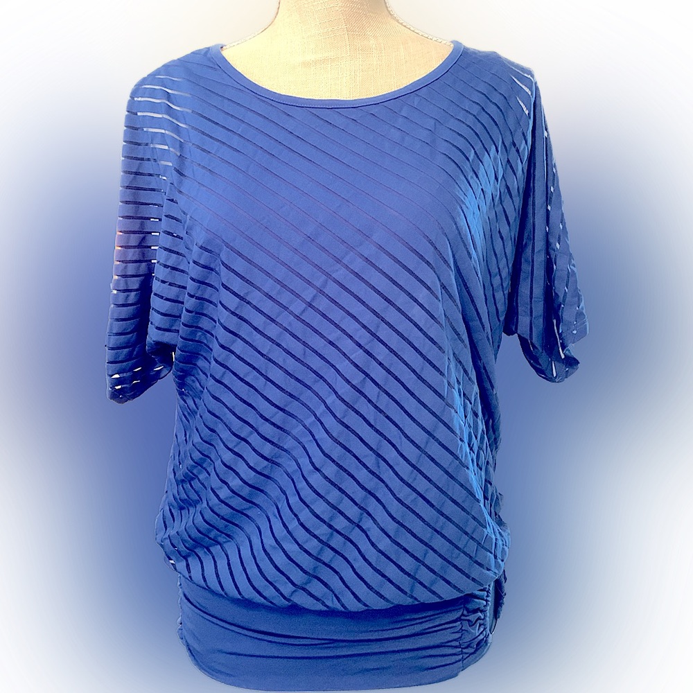 Short sleeved top.